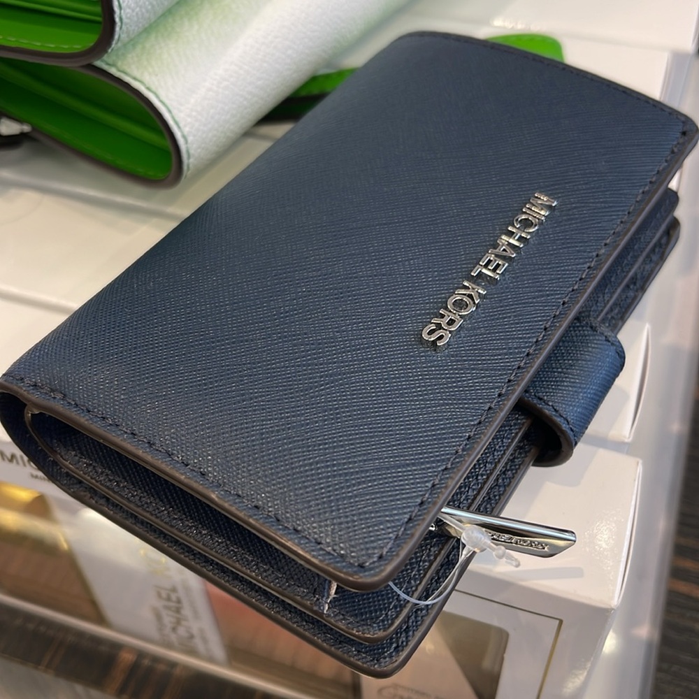 Michael Medium Crossgrain Leather Bifold Wallet
Navy
NWT - Picture 6 of 16